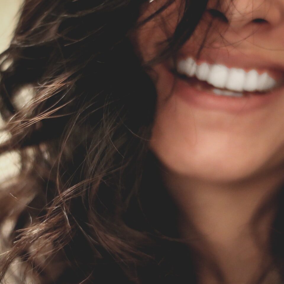 Donna con sorriso allineato e luminoso 